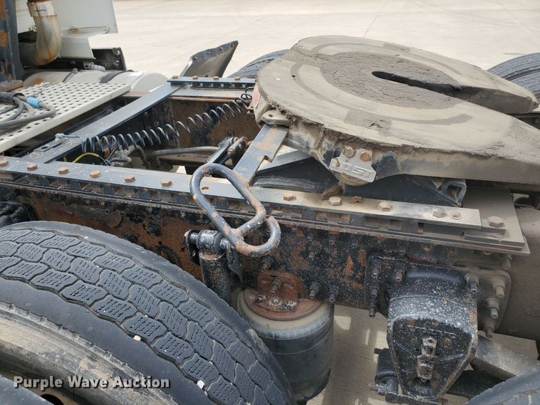 image for item GO9125 2005 Volvo VN semi truck