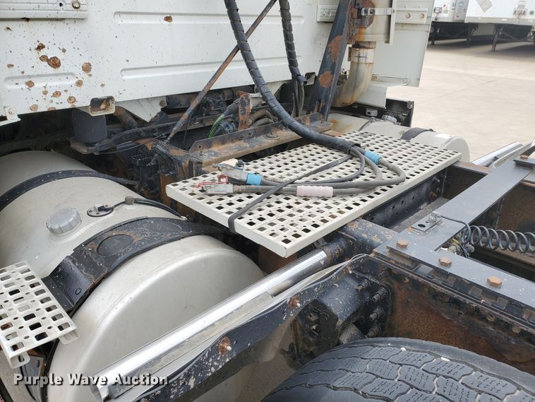 image for item GO9125 2005 Volvo VN semi truck