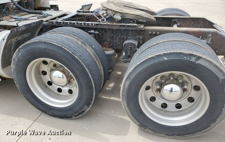 image for item GO9125 2005 Volvo VN semi truck