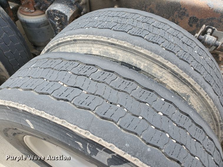 image for item GO9125 2005 Volvo VN semi truck