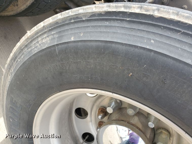 image for item GO9125 2005 Volvo VN semi truck