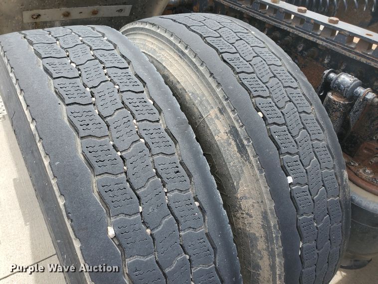 image for item GO9125 2005 Volvo VN semi truck