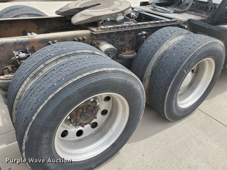 image for item GO9125 2005 Volvo VN semi truck