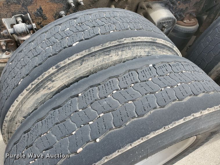 image for item GO9125 2005 Volvo VN semi truck