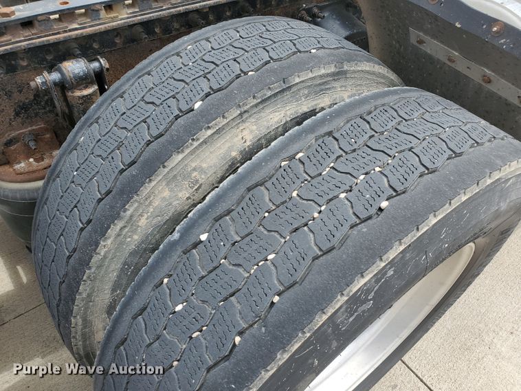 image for item GO9125 2005 Volvo VN semi truck