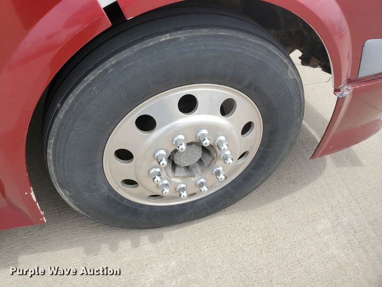 image for item GO9125 2005 Volvo VN semi truck