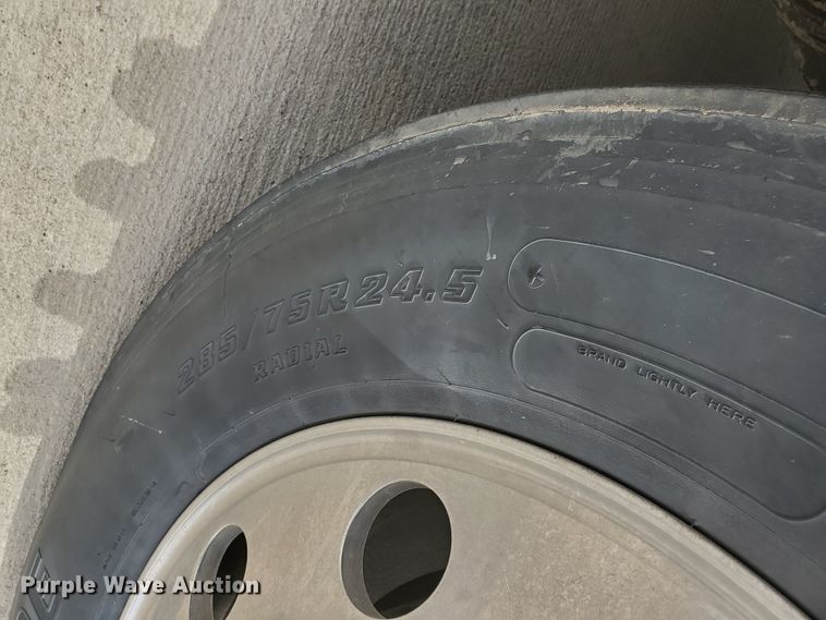 image for item GO9125 2005 Volvo VN semi truck