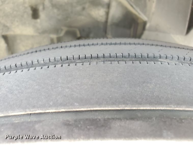 image for item GO9125 2005 Volvo VN semi truck