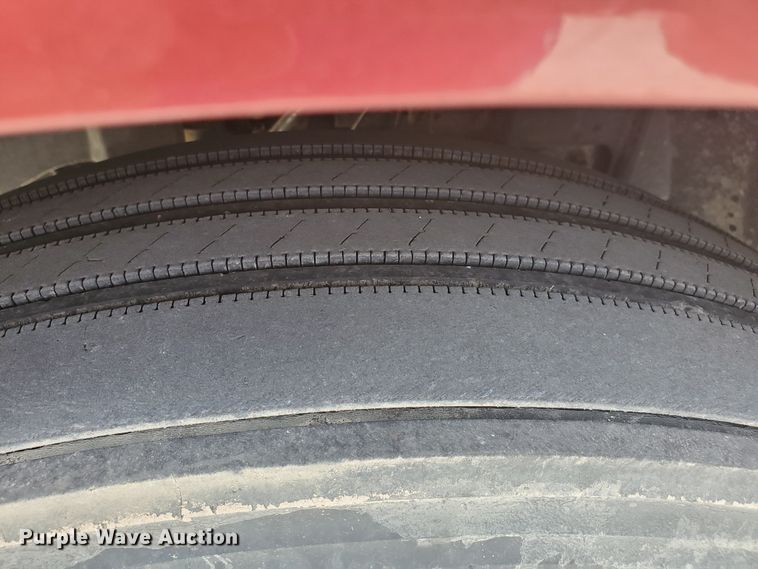 image for item GO9125 2005 Volvo VN semi truck