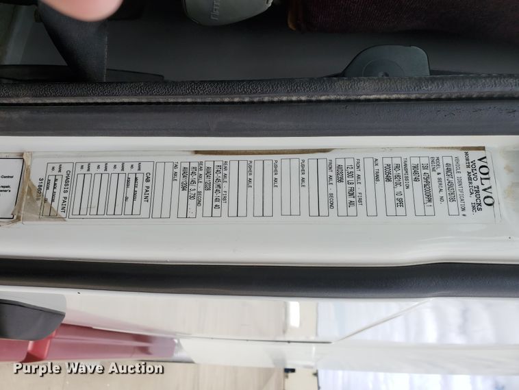 image for item GO9125 2005 Volvo VN semi truck