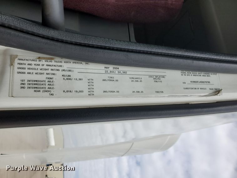 image for item GO9125 2005 Volvo VN semi truck