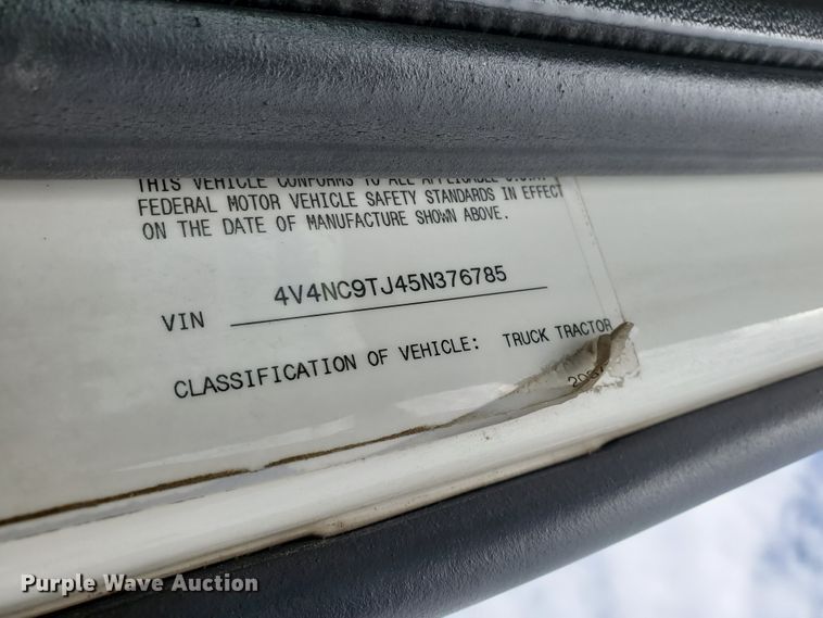 image for item GO9125 2005 Volvo VN semi truck