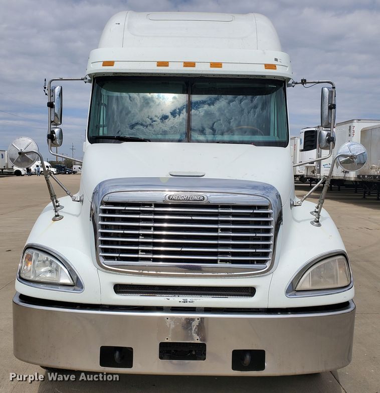 image for item GO9132 2003 Freightliner Columbia semi truck