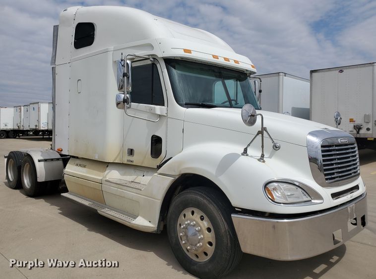 image for item GO9132 2003 Freightliner Columbia semi truck