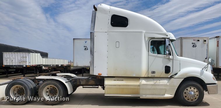 image for item GO9132 2003 Freightliner Columbia semi truck