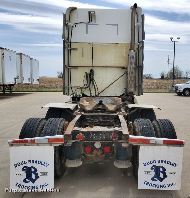 image for item GO9132 2003 Freightliner Columbia semi truck