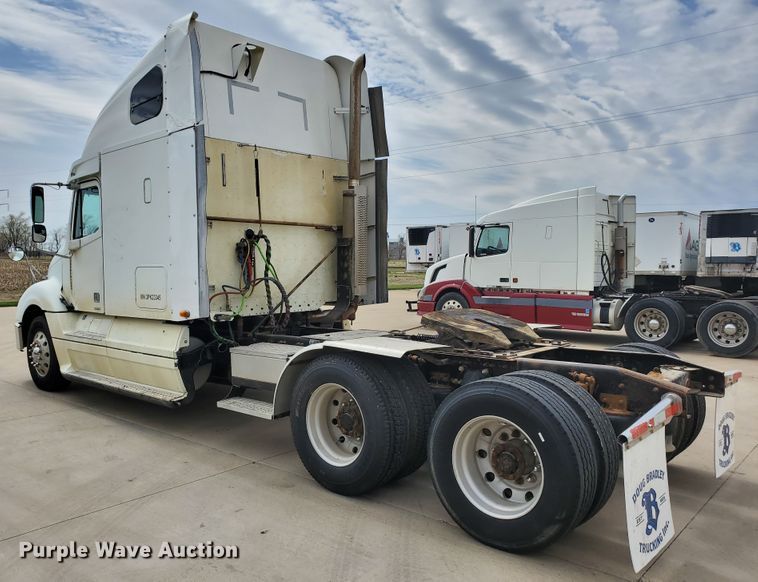 image for item GO9132 2003 Freightliner Columbia semi truck