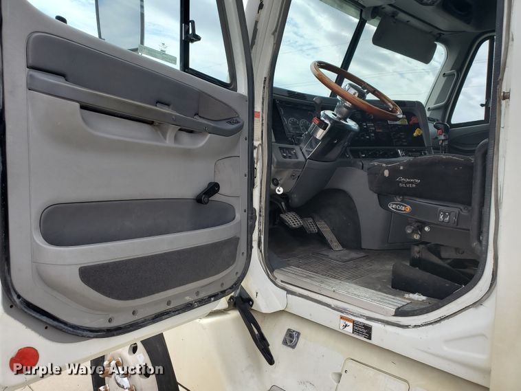 image for item GO9132 2003 Freightliner Columbia semi truck