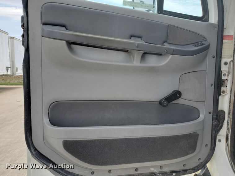 image for item GO9132 2003 Freightliner Columbia semi truck