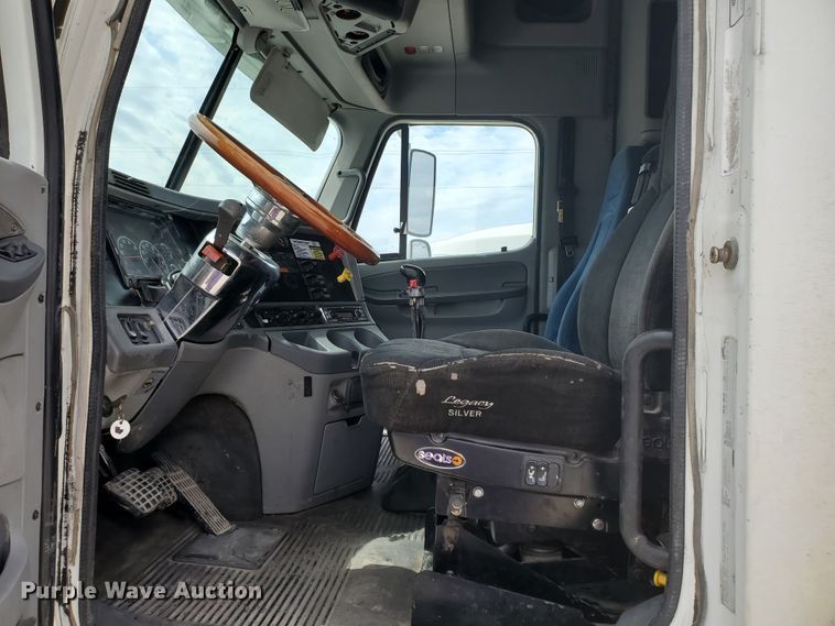 image for item GO9132 2003 Freightliner Columbia semi truck