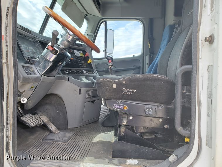 image for item GO9132 2003 Freightliner Columbia semi truck