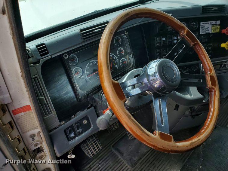 image for item GO9132 2003 Freightliner Columbia semi truck