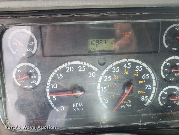 image for item GO9132 2003 Freightliner Columbia semi truck