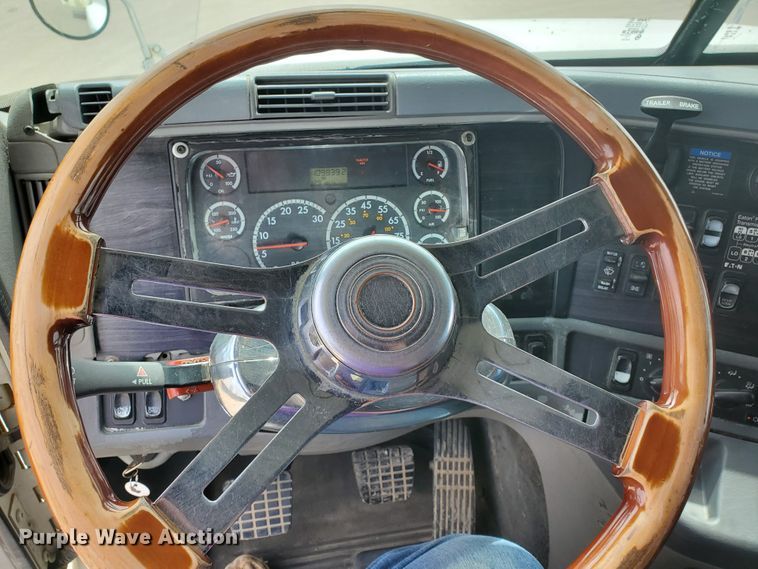 image for item GO9132 2003 Freightliner Columbia semi truck