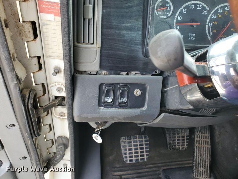 image for item GO9132 2003 Freightliner Columbia semi truck