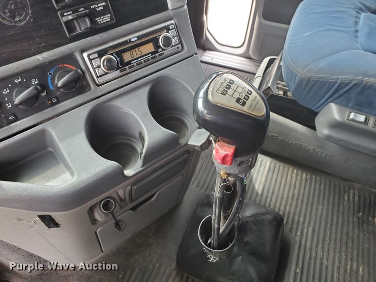 image for item GO9132 2003 Freightliner Columbia semi truck