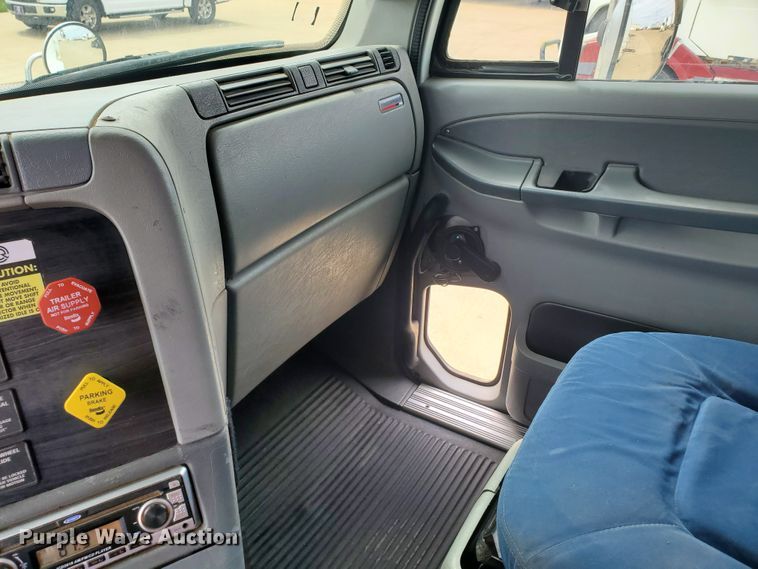 image for item GO9132 2003 Freightliner Columbia semi truck