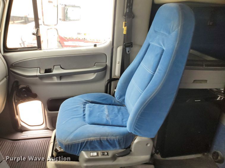 image for item GO9132 2003 Freightliner Columbia semi truck