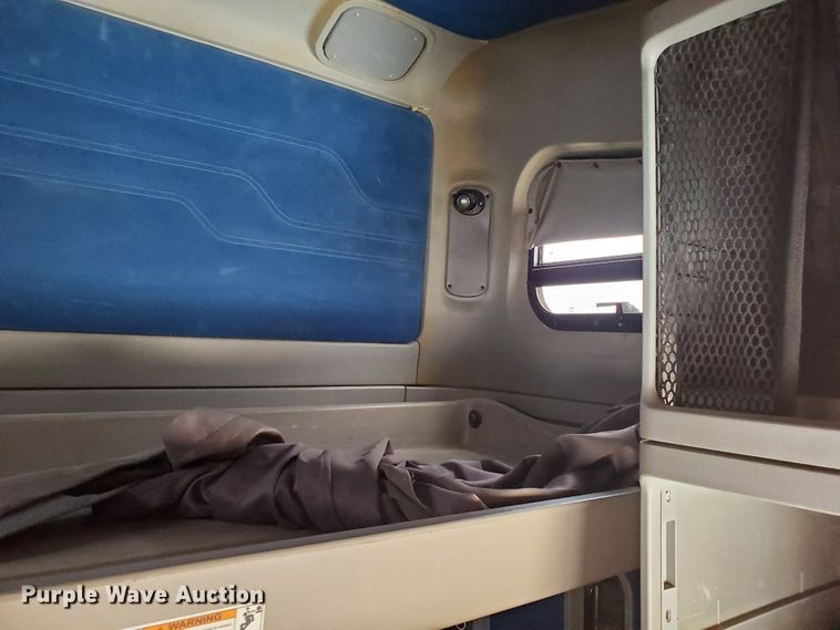 image for item GO9132 2003 Freightliner Columbia semi truck