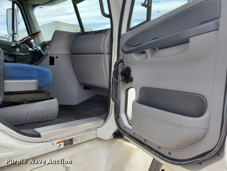 image for item GO9132 2003 Freightliner Columbia semi truck