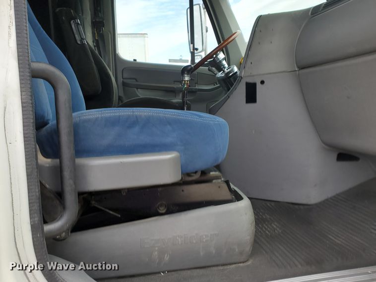 image for item GO9132 2003 Freightliner Columbia semi truck