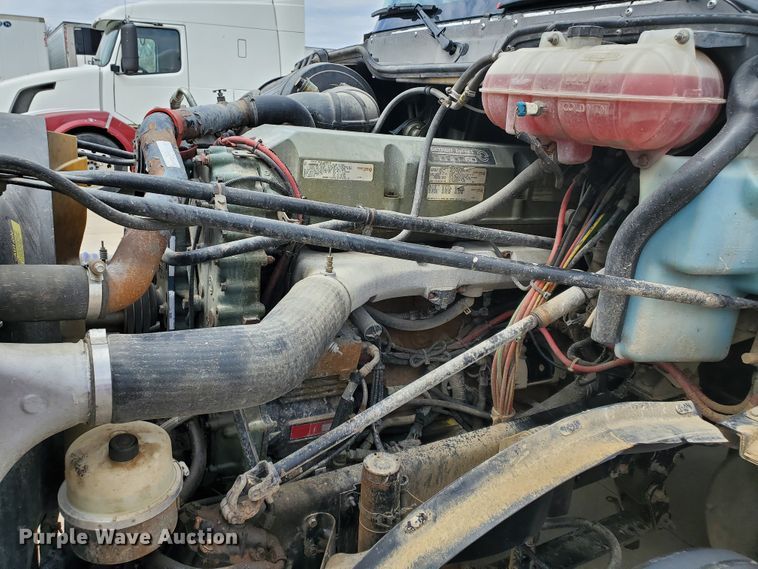 image for item GO9132 2003 Freightliner Columbia semi truck