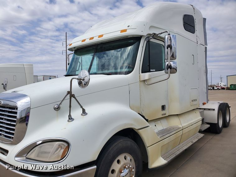 image for item GO9132 2003 Freightliner Columbia semi truck