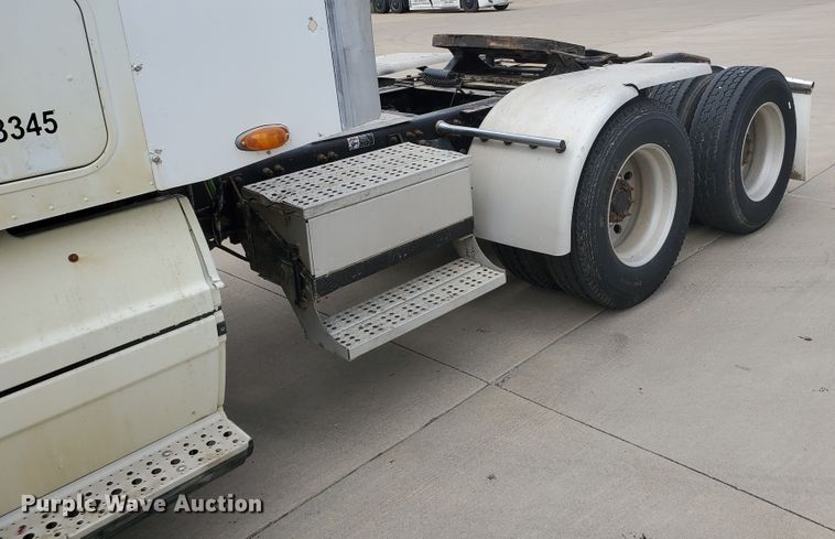 image for item GO9132 2003 Freightliner Columbia semi truck