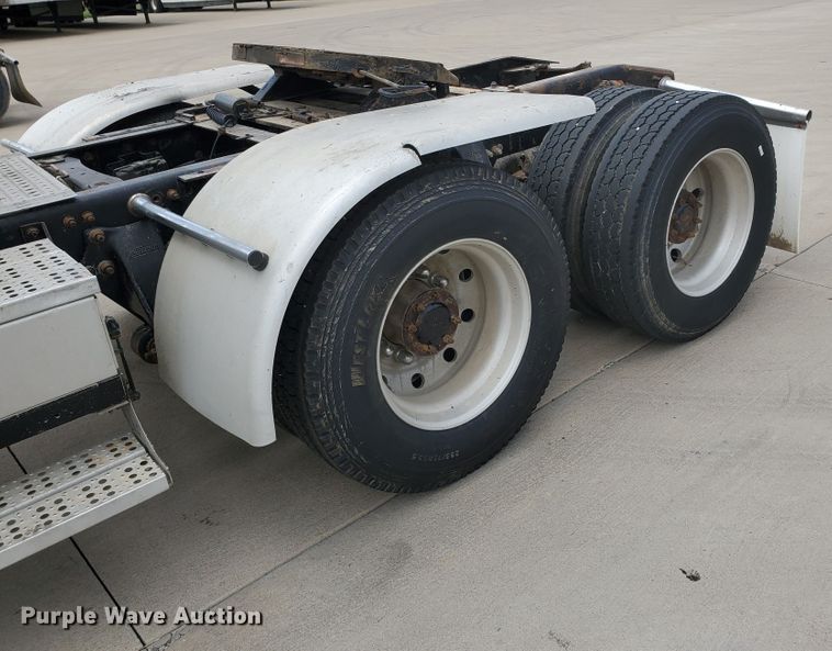 image for item GO9132 2003 Freightliner Columbia semi truck