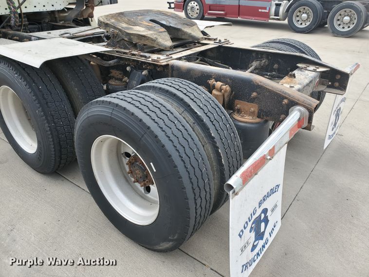 image for item GO9132 2003 Freightliner Columbia semi truck