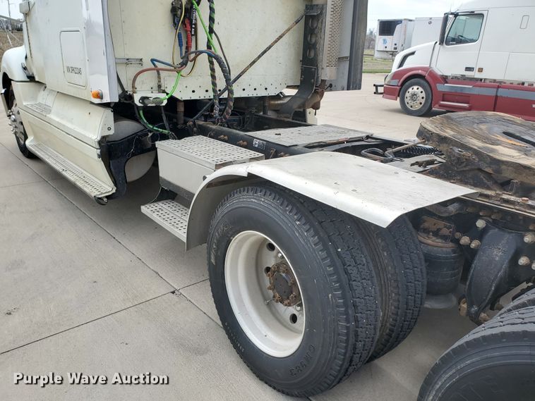 image for item GO9132 2003 Freightliner Columbia semi truck