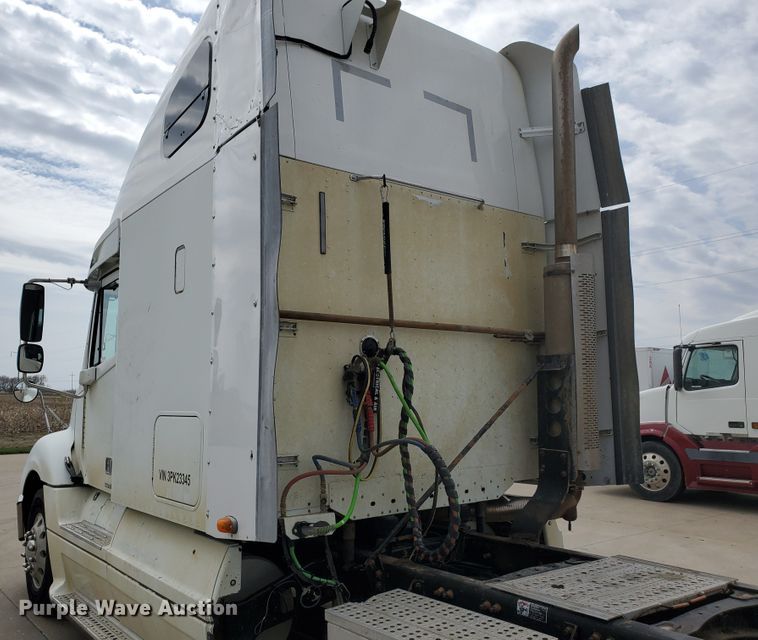 image for item GO9132 2003 Freightliner Columbia semi truck