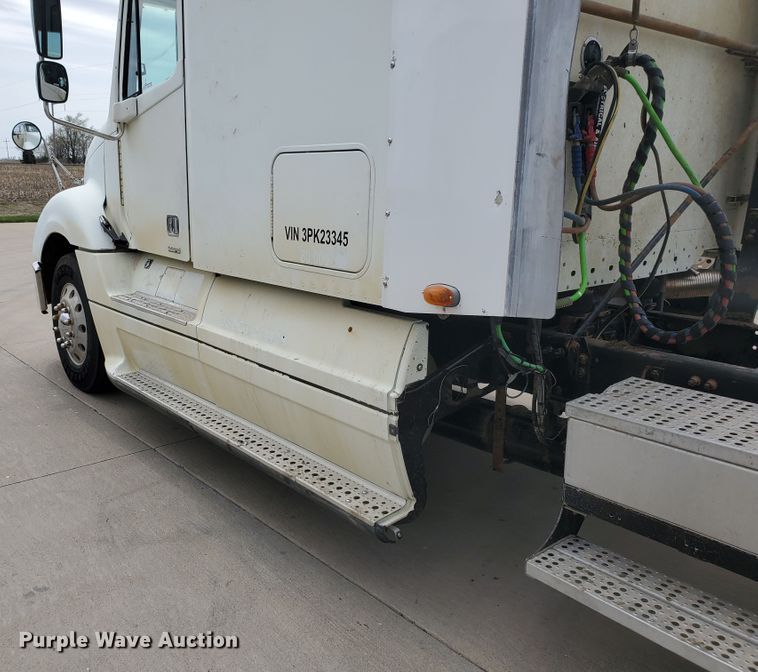 image for item GO9132 2003 Freightliner Columbia semi truck