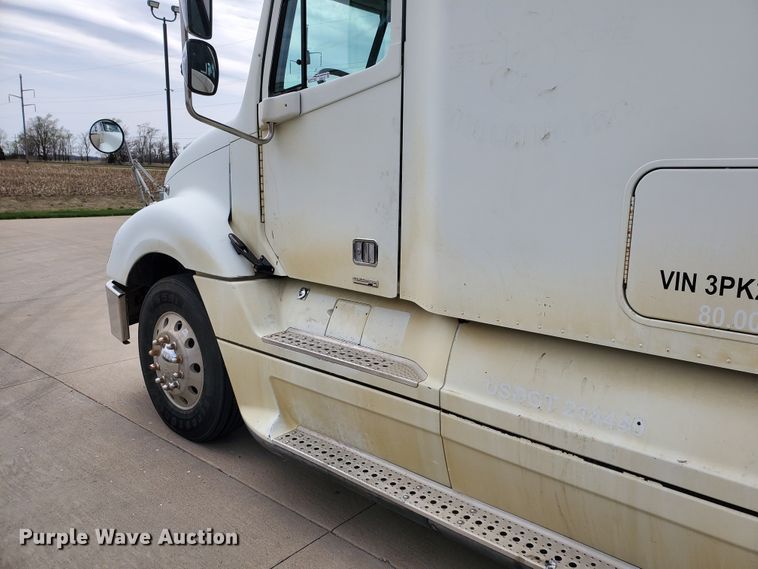 image for item GO9132 2003 Freightliner Columbia semi truck