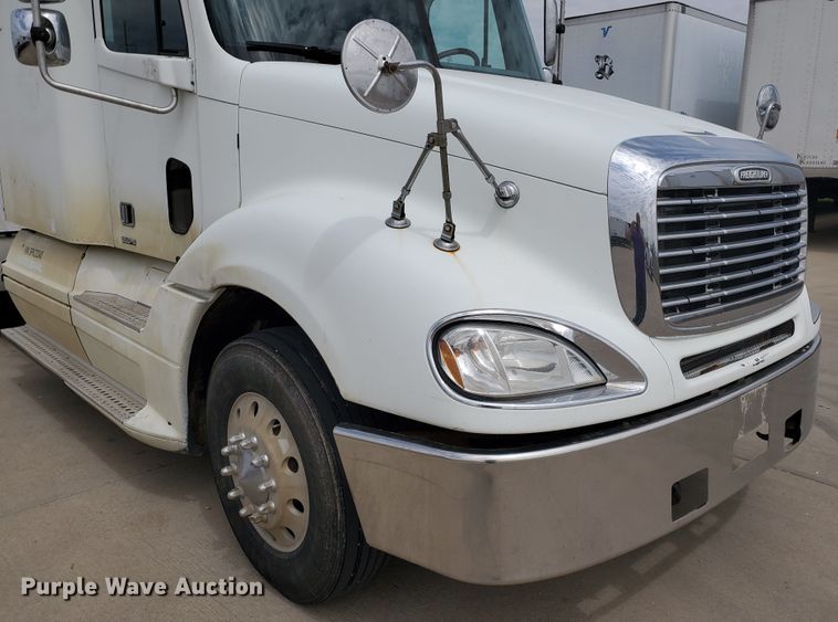 image for item GO9132 2003 Freightliner Columbia semi truck