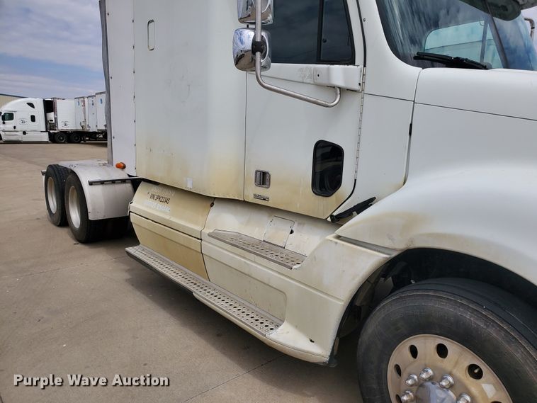 image for item GO9132 2003 Freightliner Columbia semi truck