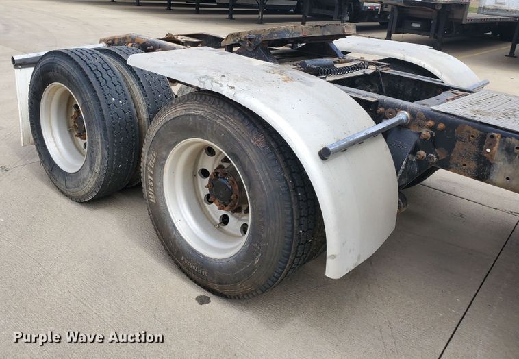 image for item GO9132 2003 Freightliner Columbia semi truck