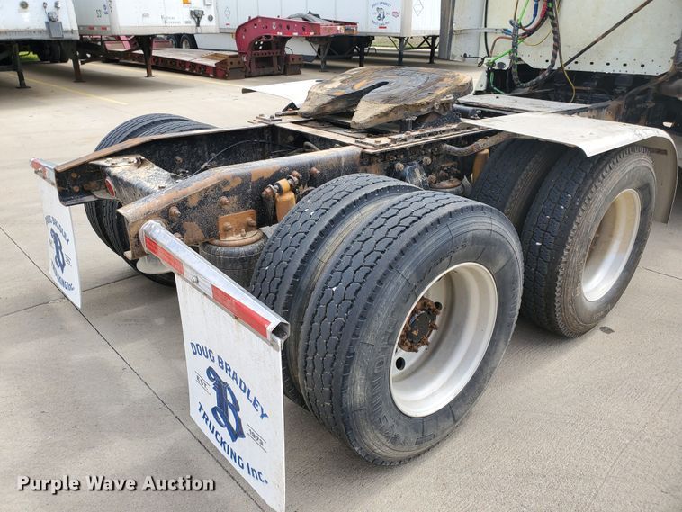 image for item GO9132 2003 Freightliner Columbia semi truck