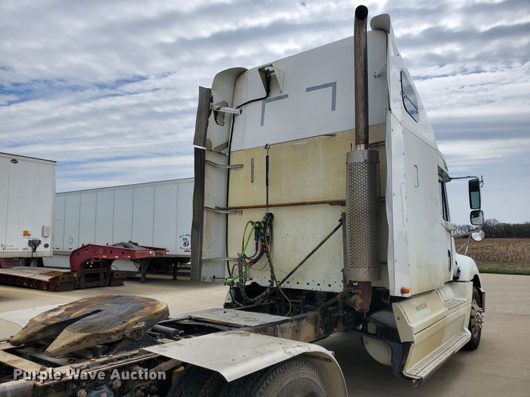 image for item GO9132 2003 Freightliner Columbia semi truck