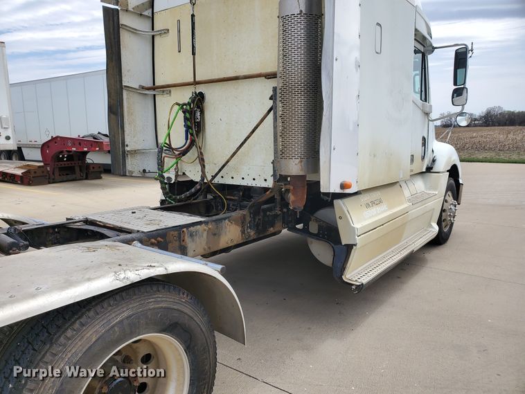 image for item GO9132 2003 Freightliner Columbia semi truck